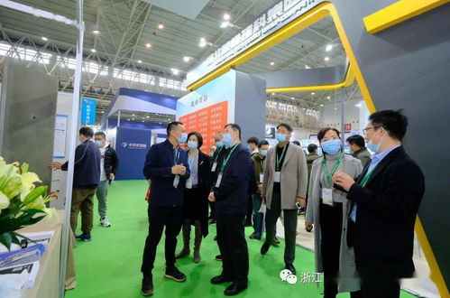 轉載丨我司技術總趙東昕攜專利技術產品aac大板參加武漢建博會,多方領導蒞臨支持